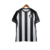 Camisa do Botafogo, modelo I 22/23, na cor preta e branca, com listras verticais e escudo do clube.