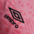 Camisa rosa do Athletico Paranaense III 22/23, com detalhes em preto e logo da Umbro.

