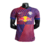 Camisa vermelha do Red Bull Leipzig II 23/24 com detalhes em azul e branco, fabricada pela Nike, modelagem masculina.