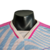 Camisa de treino do Arsenal 23/24, modelo masculino, branca com detalhes em rosa e azul, com logo da Adidas.

