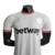 Camisa branca do West Ham II 23/24, com detalhes em vinho e preto, modelo masculino da Umbro.

