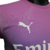 Camisa AC Milan III 23/24 masculina da Puma, rosa com detalhes em roxo e verde, exibida em um manequim.

