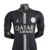 Camisa preta masculina do Paris Saint-Germain, edição especial 23/24, com detalhes em cinza e branco, logotipo da Jordan e patrocínio da Qatar Airways.

