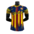 Camisa do Barcelona Edição Especial 23/24, azul escuro com detalhes em vermelho e amarelo, modelo Nike masculino.