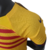 Camisa amarela do Barcelona II 22/23, com detalhes em vermelho e logo da Nike.

