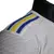 Camisa branca do Leeds United com detalhes em azul e amarelo, modelo 23/24 da Adidas para jogadores masculinos.

