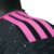 Camisa preta da Seleção Argentina Edição Especial 23/24 com detalhes em azul e rosa, fabricada pela Adidas