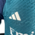 Camisa do Arsenal II 23/24 masculina da Adidas, na cor verde com detalhes em azul, com logo da Emirates e detalhes em relevo.

