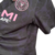 Camisa preta do Inter Miami, edição especial 23/24, com detalhes em rosa e estampa camuflada.

