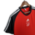 Camisa de treino vermelha do Ajax, modelo masculino, com detalhes em preto e logotipo da Adidas.

