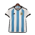 Camisa da Seleção da Argentina I 22/23, com listras azuis e brancas, detalhes em preto e logo da AFA.