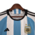 Camisa da Seleção da Argentina I 22/23, com listras azuis e brancas, detalhes em preto e logo da AFA.

