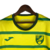 Camisa amarela do Norwich City FC com detalhes em verde, modelo para torcedores, da marca Joma, temporada 23/24.

