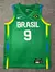 Camiseta verde da Seleção Brasileira NBA masculina da Nike, com o nome "BRASIL" e o número 9 em destaque.