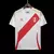 Camisa branca da Seleção Peru I 24/25, com detalhes em vermelho e gola redonda, confeccionada pela Adidas.