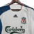 Camisa retrô do Liverpool da temporada 2006/2007, na cor branca, com detalhes em azul e logotipo da Adidas.

