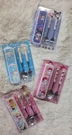 SET CUBIERTOS C/ESTUCHE HOMBRE ARAÑA, UNICORNIO, KUROMI, DORAEMON, ETC