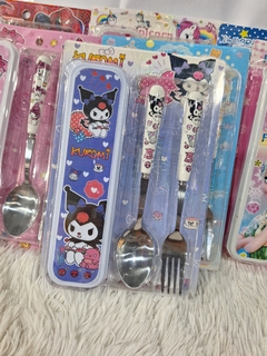 SET CUBIERTOS C/ESTUCHE HOMBRE ARAÑA, UNICORNIO, KUROMI, DORAEMON, ETC en internet