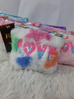 MONEDERO PELUDO MULTICOLOR "L❤️VE" C/LENTEJUELAS en internet