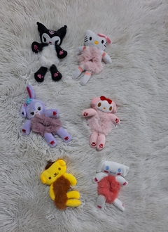 CHULETA COLITA SCRUNCHIES DE PELUCHE KUROMI, KITTY, ETC X6u - El Principito Mayorista