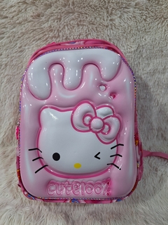 MOCHILA HELLO KITTY "CUTE 100%" C/RELIEVE 3 CIERRES en internet