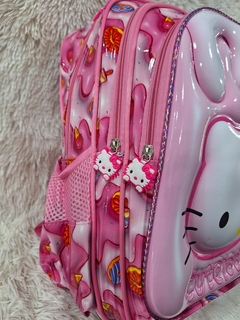 MOCHILA HELLO KITTY "CUTE 100%" C/RELIEVE 3 CIERRES - El Principito Mayorista