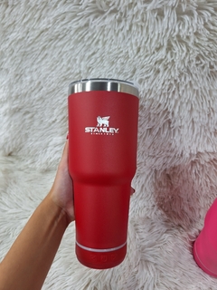 VASO SIMIL STANLEY CON PARLANTE Y SORBETE 900ML en internet