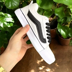 Vans KNU Blanca con Franja Negra - Importada