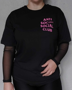 Camiseta anti social preta na internet