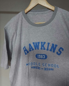 Camiseta hawkins cinza - comprar online