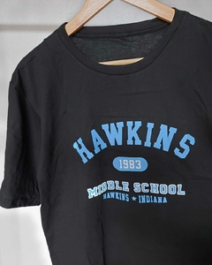 Camiseta hawkins preta na internet