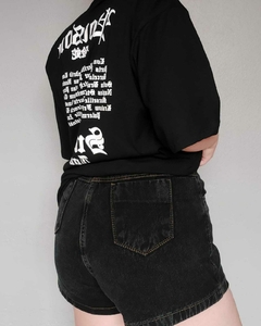 Short jeans preto estonado na internet