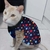 gato vestindo roupa para pet em malha soft azul escuro com estampa de bolinhas coloridas