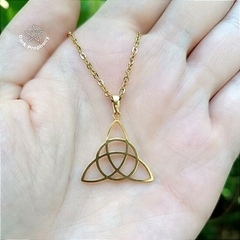 Colar Triquetra em aço inoxidável Dourado