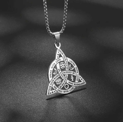 Colar Triquetra Benção Celta em Aço inoxidavel - comprar online