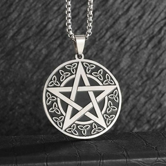 Colar pentagrama com triquetra em aço inoxidável, ideal para uso hipoalergênico.