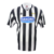 Camisa da Juventus, modelo retro 1994/1995, em preto e branco, com listras verticais e logo da Kappa.
Camisa - Uniforme - Manto - Juventus - Turim - 1994/1995 - Home - 1 - I - Danone - Baggio - Zidane - Kappa - Kit - Jersey - Player