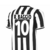 Camisa da Juventus, modelo retro 1994/1995, em preto e branco, com listras verticais e logo da Kappa.
Camisa - Uniforme - Manto - Juventus - Turim - 1994/1995 - Home - 1 - I - Danone - Baggio - Zidane - Kappa - Kit - Jersey - Player