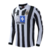 Camisa retro da Juventus, modelo 1999/2000, na cor branca com listras pretas e mangas longas, fabricada pela Kappa.
Camisa - Uniforme - Manto - Manga Longa - Juventus - 1 - Home - I - 1999/2000 - Kappa - D+ - Zidane - Kit - Jersey - Player - UEFA