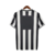 Camisa da Juventus, modelo retro 1994/1995, em preto e branco, com listras verticais e logo da Kappa.
Camisa - Uniforme - Manto - Juventus - Turim - 1994/1995 - Home - 1 - I - Danone - Baggio - Zidane - Kappa - Kit - Jersey - Player