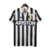 Camisa retro da Juventus, preta e branca, com listras verticais e logo da equipe, modelo 1984/1985.
Camisa - Juventus - Ariston - Anos 80 - Ariston - Campeonato Italiano - Platini - Kit - Jersey - Kappa - 