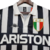 Camisa retro da Juventus, preta e branca, com listras verticais e logo da equipe, modelo 1984/1985.
Camisa - Juventus - Ariston - Anos 80 - Ariston - Campeonato Italiano - Platini - Kit - Jersey - Kappa - 