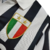 Camisa retro da Juventus, preta e branca, com listras verticais e logo da equipe, modelo 1984/1985.
Camisa - Juventus - Ariston - Anos 80 - Ariston - Campeonato Italiano - Platini - Kit - Jersey - Kappa - 