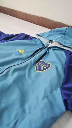 CAMPERA ROMPEVIENTOS BOCA CELESTE - Mododeportivo