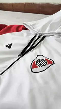 CAMPERA ROMPEVIENTOS RIVER BLANCA - Mododeportivo