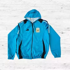 CAMPERA ROMPEVIENTOS AFA CELESTE en internet