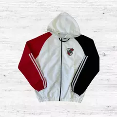 CAMPERA ROMPEVIENTOS RIVER BLANCA - comprar online