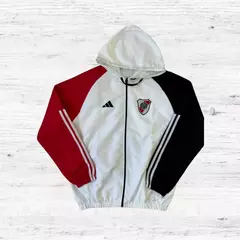 CAMPERA ROMPEVIENTOS RIVER BLANCA en internet