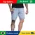 Bermuda jeans masculina azul, modelo casual, com detalhes em tatuagens visíveis nas pernas.