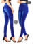 Legging jeans feminina moderna na cor azul, ajustando-se confortavelmente ao corpo, com detalhes em costura e modelagem slim.